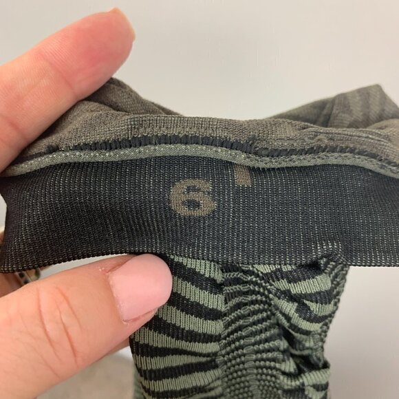 Lululemon In the Flow Cropped Leggings Green & Black Print - Size 6 - Picture 5 of 6